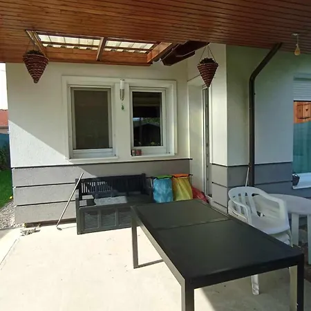 Klau & Bali Apartmanhaz アパート *