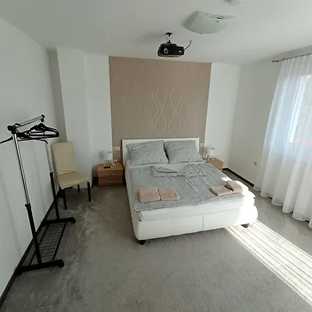 Klau & Bali Apartmanhaz * ショプロン