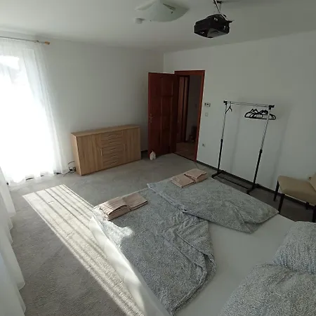 Klau & Bali Apartmanhaz ショプロン