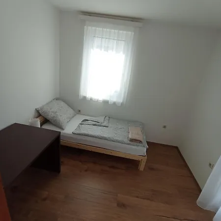 Klau & Bali Apartmanhaz * ショプロン