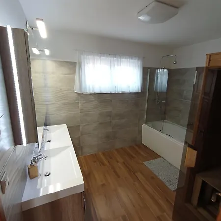 Klau & Bali Apartmanhaz * ショプロン