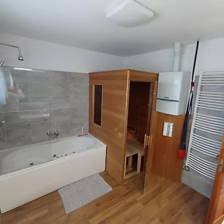Klau & Bali Apartmanhaz ショプロン