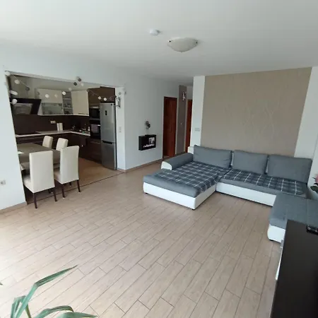 Klau & Bali Apartmanhaz アパート *